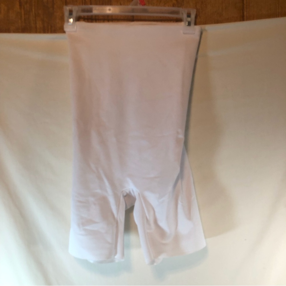Cupid woman’s white high rise shorts Shapeware L